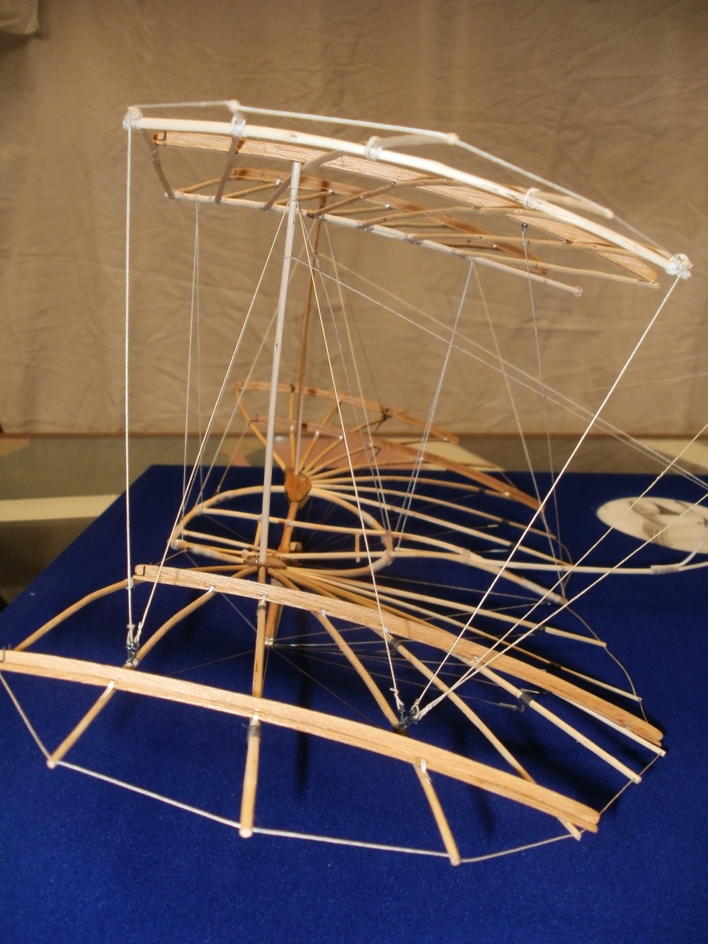 Otto Lilienthals Normal-Segelapparat als großer Doppeldecker aus dem Jahr 1894. Das obere Tragdeck steht auf verlängerten Spanntürmen und ist nach unten zum Hauptdeck abgespannt. Eigenbau im
    Maßstab 1/15