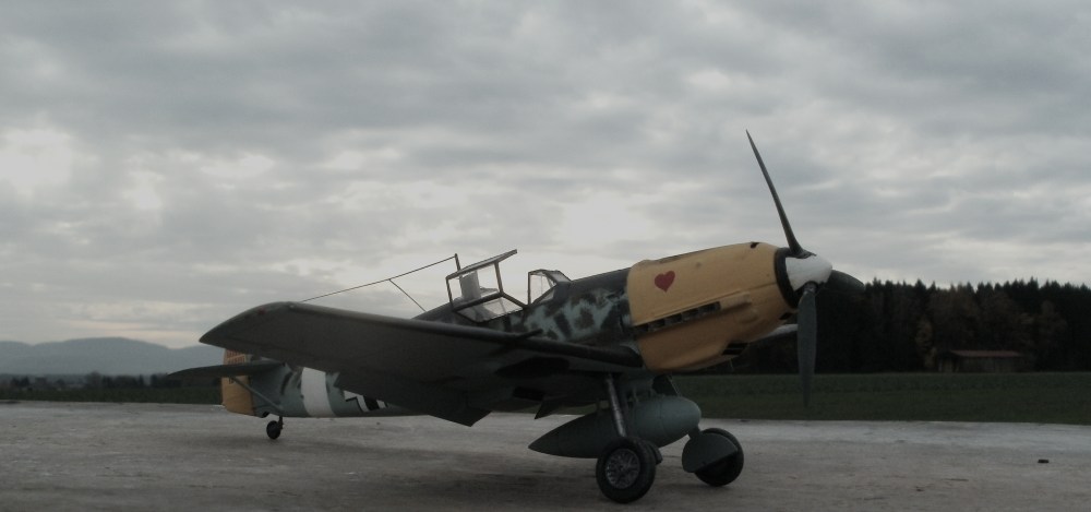 Bf 109 E-7/N des 7./JG 26 im Frühjajr 1941 in Sizilien. Die Lackierung erfolgte in Anlehnung an die Maschine von Oberleutnant Müncheberg. - Hasegawa 1/48