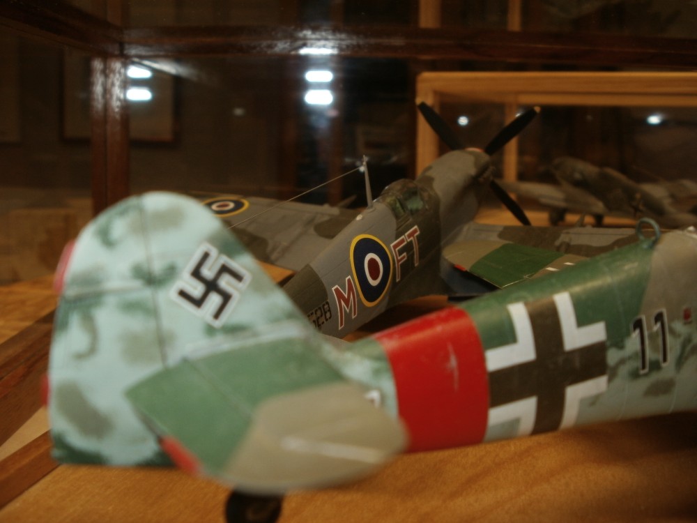 Me109 K und Spitfire Mk.IX/C. Beide Modelle von Revell im Maßstab 1/48.
