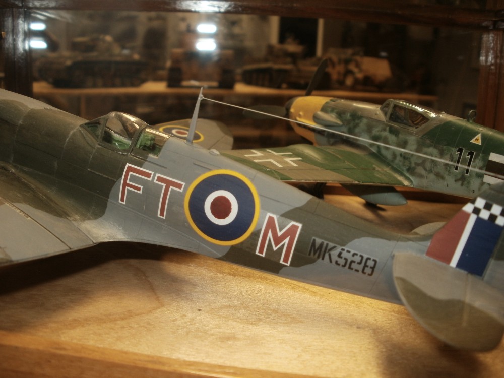 Me109 K und Spitfire Mk.IX/C. Beide Modelle von Revell im Maßstab 1/48.
