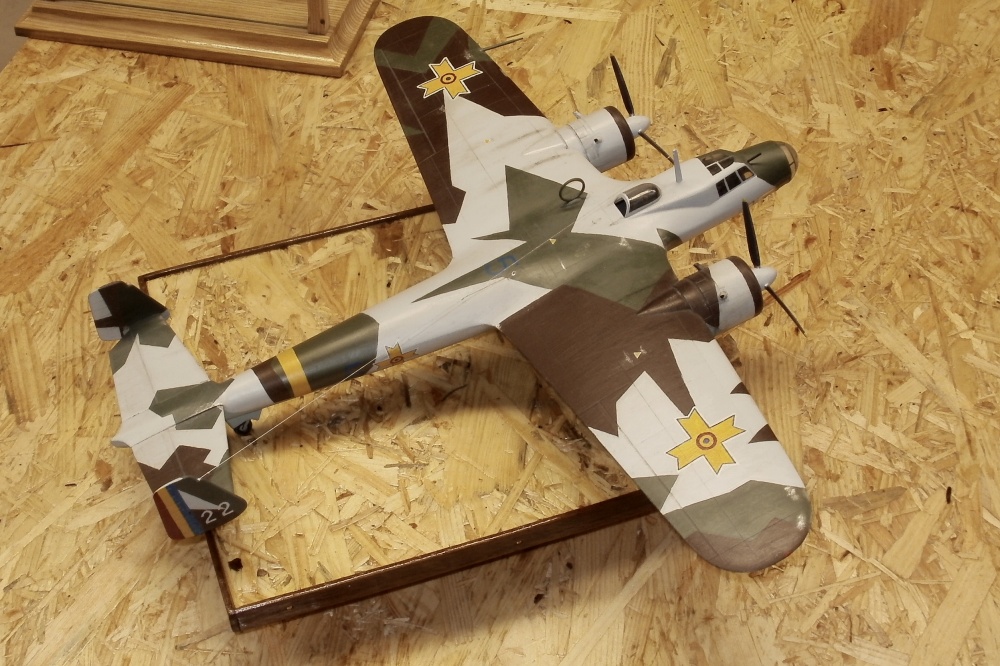 Dornier Do 17 P. Das Modell stellt eines an unsere rumänischen Verbündeten ausgelieferten Flugzeuge dar. Der Anstrich ist der Vorkriegs-3-Farben Splitter-Sichtschutz - Hobby Craft 1/48