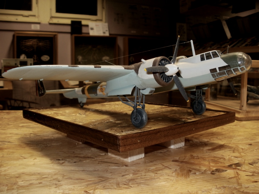 Dornier Do 17 P. Das Modell stellt eines an unsere rumänischen Verbündeten ausgelieferten Flugzeuge dar. Der Anstrich ist der Vorkriegs-3-Farben Splitter-Sichtschutz - Hobby Craft 1/48