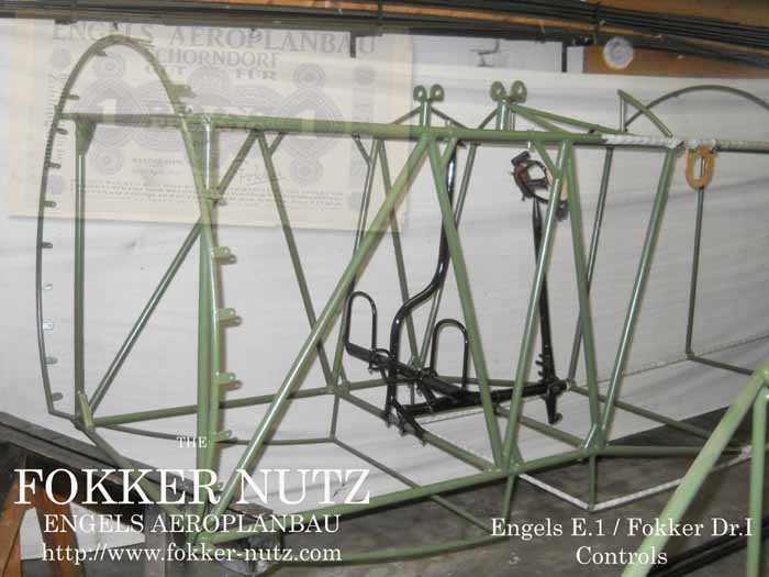 Engels E.1 (Nachbau der Fokker Dr.I)- Einbau der Steuerung