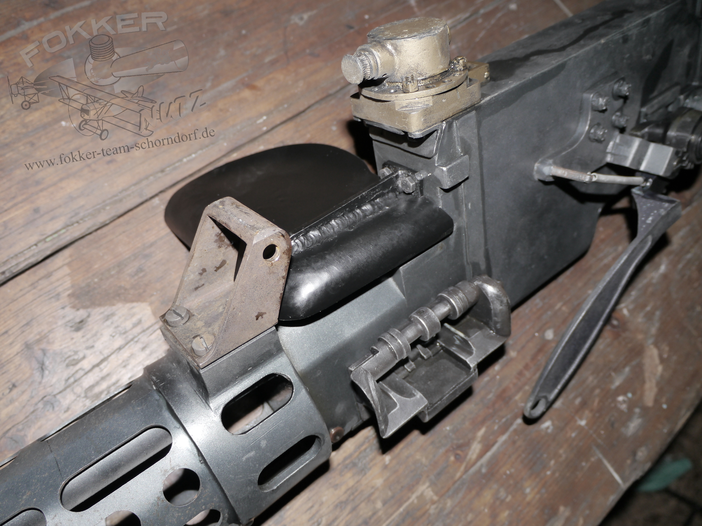 Engels E.1 (Fokker Dr.1) - empty cartridge slide
