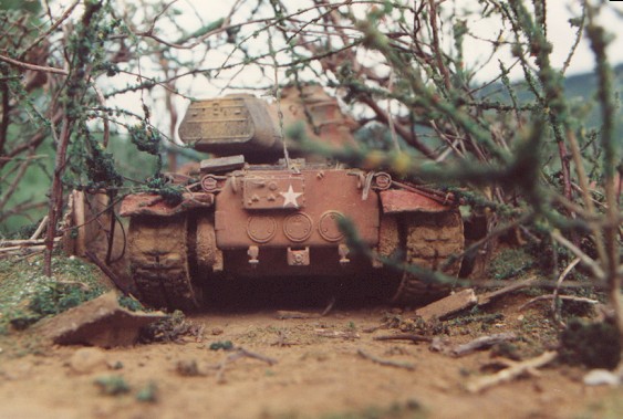 Ein aufgegebener M-47 `Patton` nach Jahren irgendwo im Dschungel. Das Fahrzeug verottet langsam. 1:35 Modell von Wolfgang Schuster.